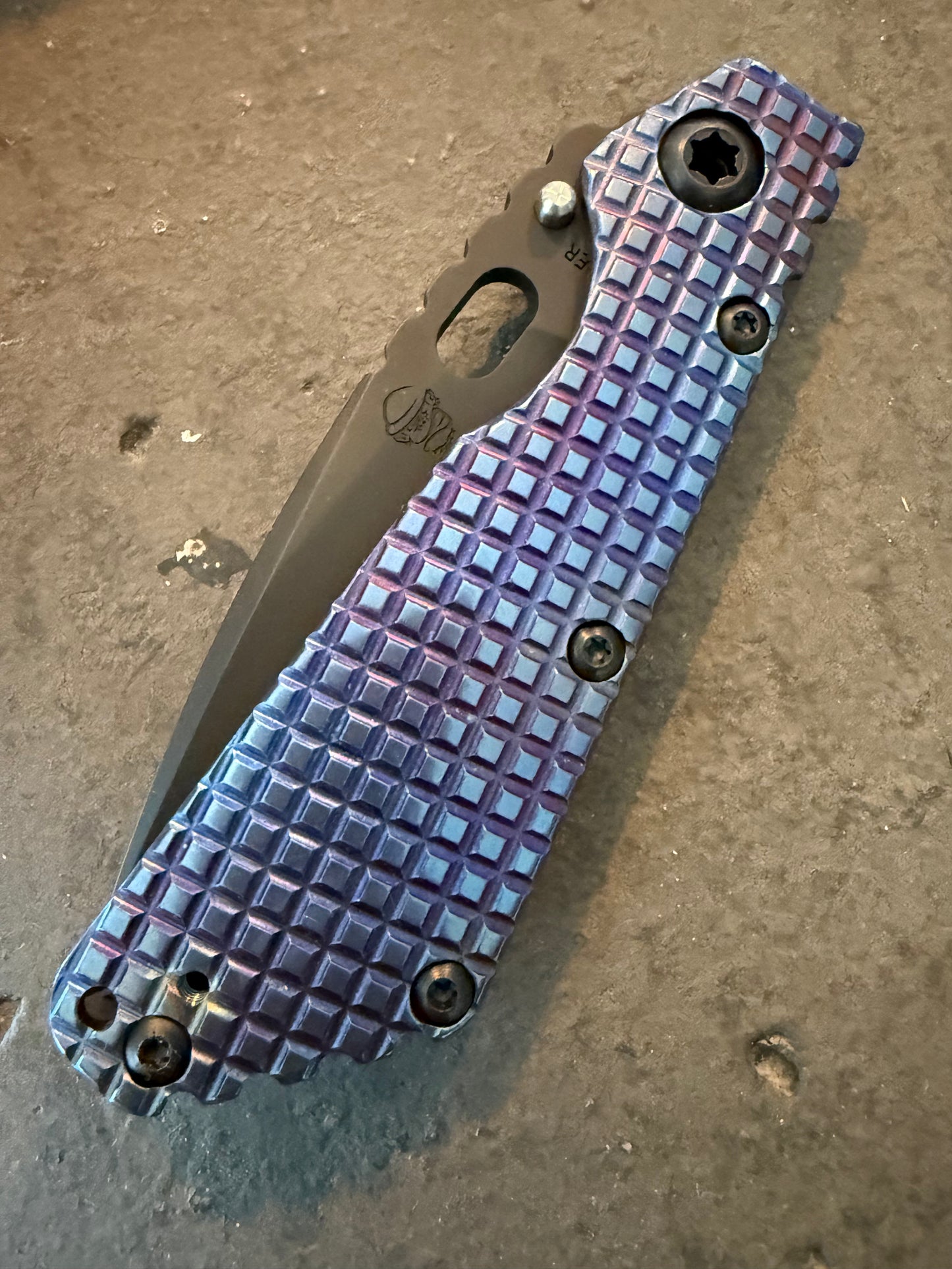 Strider SMF Monkey Edge FRAG – CPM 3V Spear Point – Heat Anodized Blue/Purple Titanium